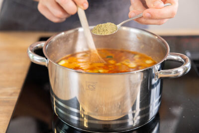 Partysuppe mit Kräutern würzen