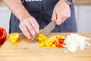 Paprika würfeln