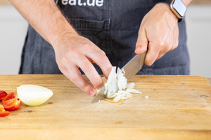 Zwiebel in Streifen schneiden