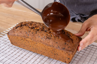Stracciatella-Kuchen glasieren