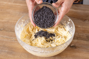 Schokostreusel zum teig geben