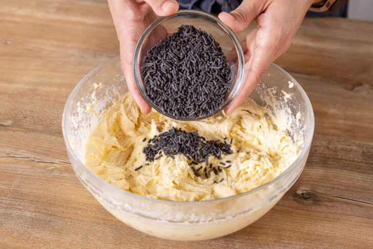 Schokostreusel zum teig geben