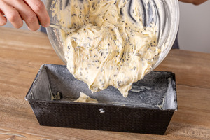 Stracciatella-Kuchenteig in die Kastenform füllen