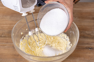 Zucker zur Butter geben