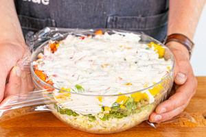 Übernachtsalat luftdicht mit Frischhaltefolie abdecken