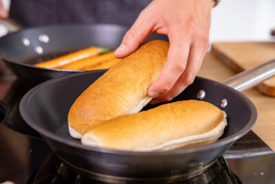 Hot-Dog-Brötchen anrösten