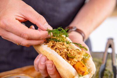 Möhren-Hot-Dog dekorieren