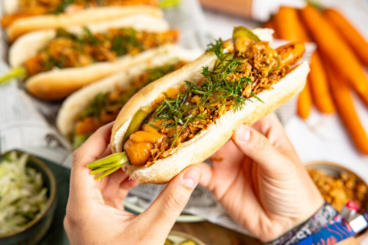 Vegetarische Möhren-Hot-Dogs genießen