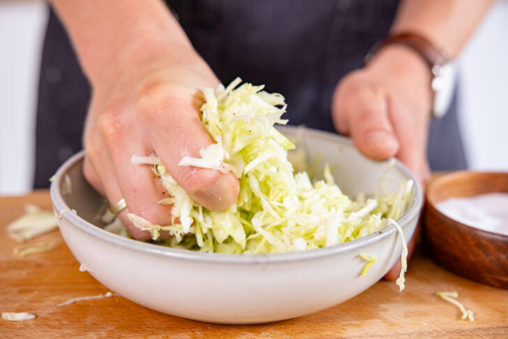 Weißkohl durchkneten