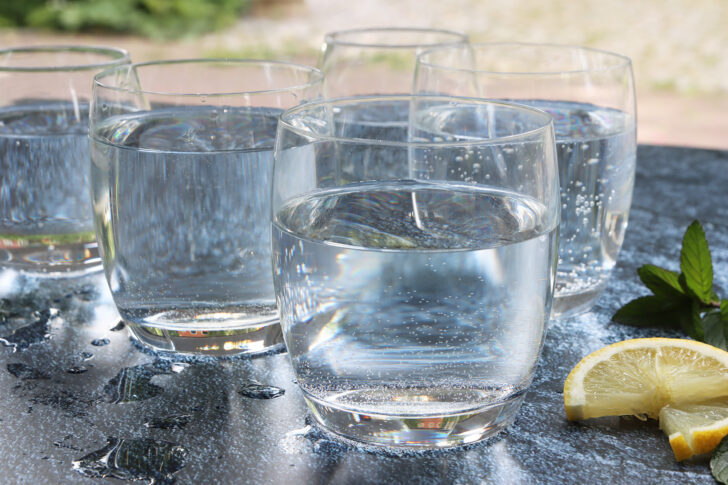 Wassergläser voller Wasser