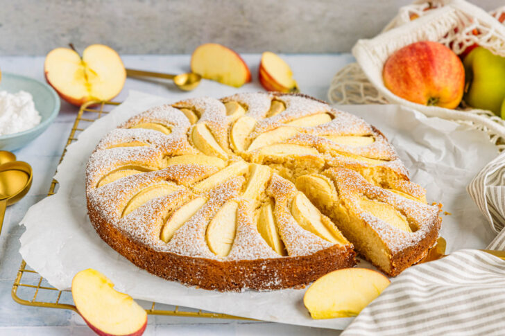 Apfel-Marzipan-Kuchen mit Puderzucker servieren