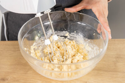 Butter mit Marzipan in Schüssel verrühren