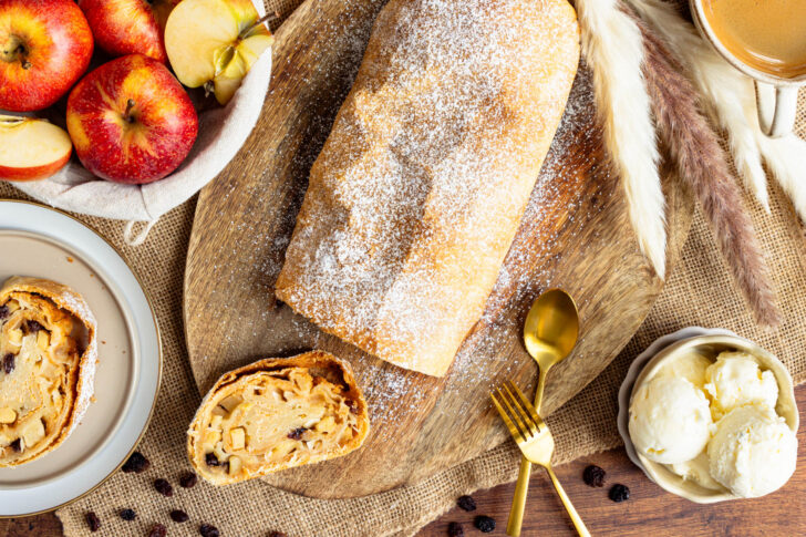 Apfelstrudel nach Landfrauen-Rezept von oben