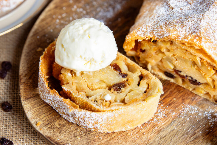 Apfelstrudel nach Landfrauen-Rezept mit Vanilleeis