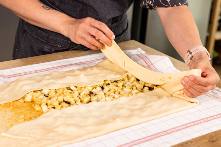 kurze Seiten vom Strudelteig einstreichen