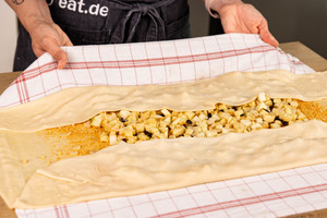lange Seiten vom Strudelteig einstreichen