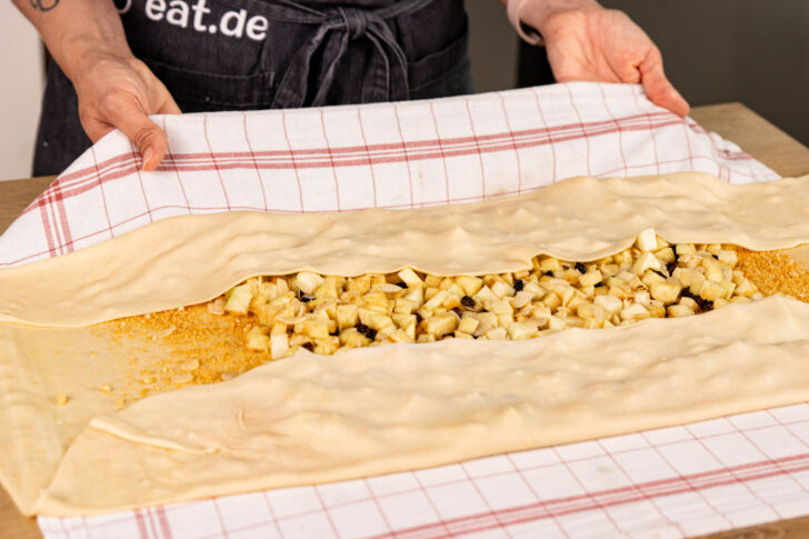 lange Seiten vom Strudelteig einstreichen