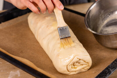 Apfelstrudel mit Butter bestreichen