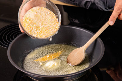 Semmelbrösel in Butter anrösten