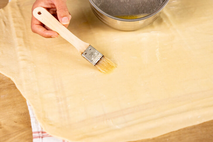 Strudelteig mit Butter bestreichen