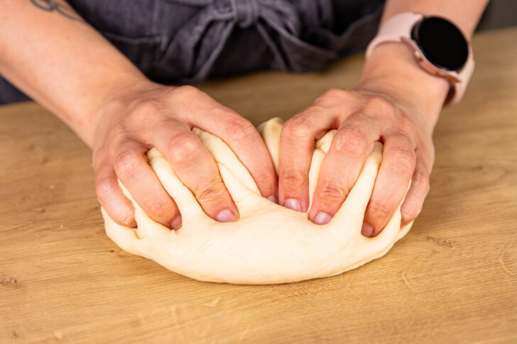 Strudelteig geschmeidig kneten
