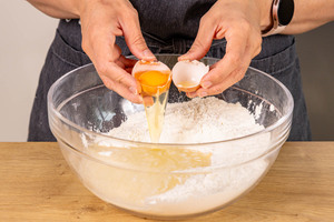 Zutaten für Strudelteig in eine Schüssel geben