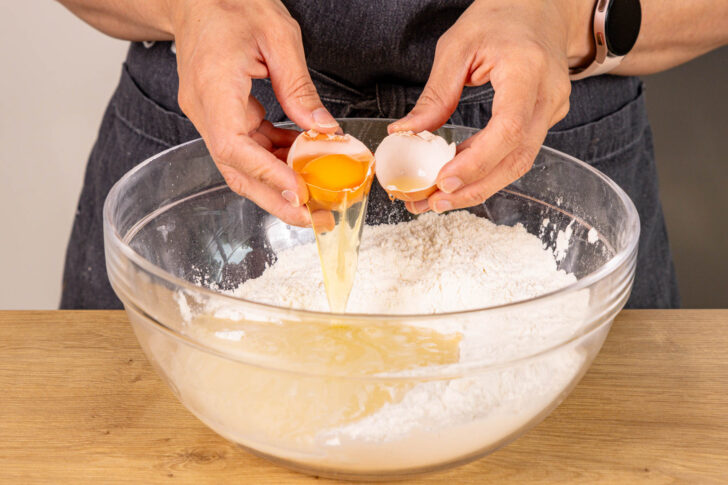 Zutaten für Strudelteig in eine Schüssel geben