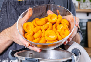 Aprikosen in den Thermomix® geben