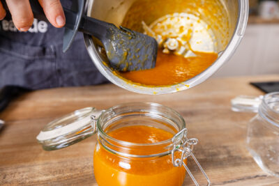 Aprikosenmarmelade aus dem Thermomix® abfüllen
