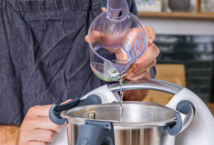 Wasser in den Mixtopf gießen