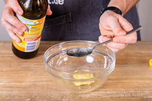 Öl, Essig und Senf fürs Dressing vermengen