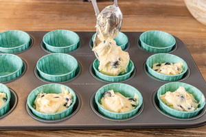 Muffinteig mit 2 Esslöffeln in die Förmchen verteilen