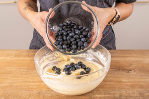 Blaubeeren unter den Teig mischen