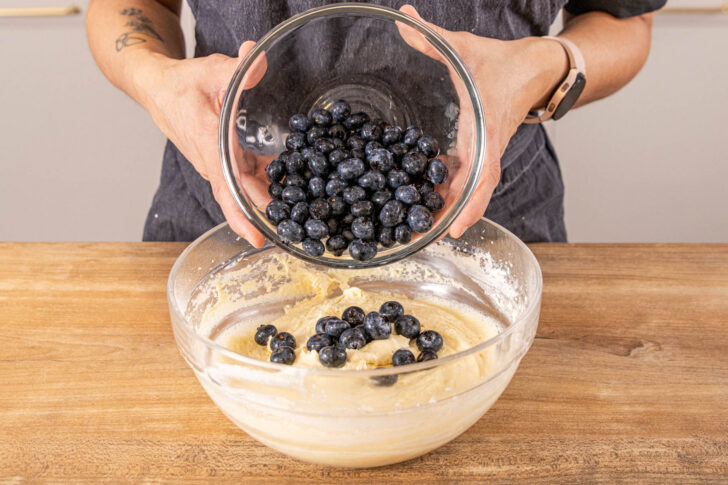 Blaubeeren unter den Teig mischen