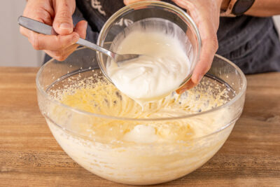 Joghurt zum Muffinteig geben