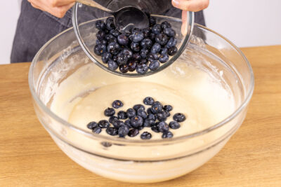 Blaubeeren in den Teig geben