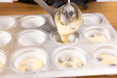 Teig in die Muffinförmchen geben