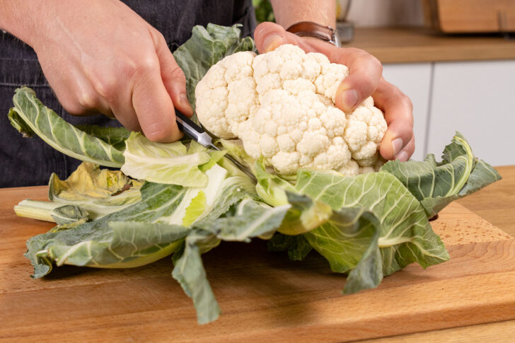 Blätter vom Blumenkohl schneiden