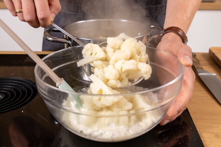 gekochten Blumenkohl zur Creme Fraiche geben