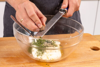 Creme Fraiche mit Muskatnuss würzen