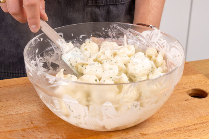 Blumenkohlsalat mit Creme Fraiche verrühren