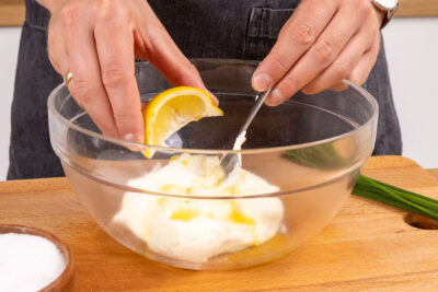 Zitronensaft zur Creme Fraiche pressen