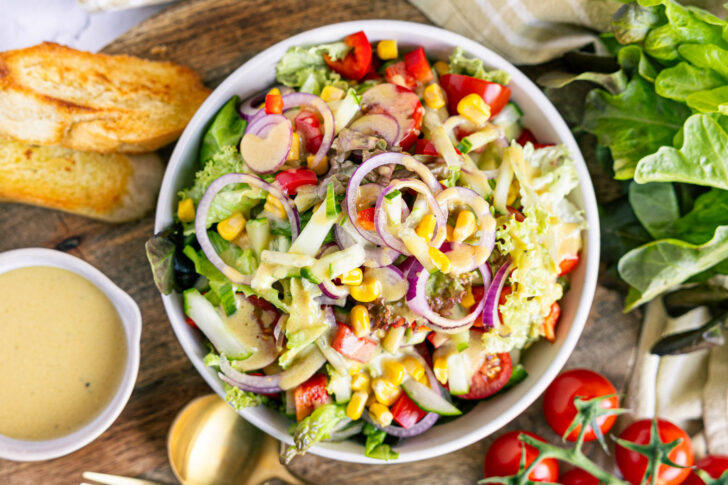 Bunter Salat mit leckerem Dressing