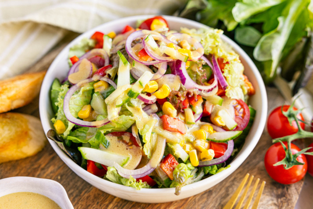 Bunter Salat mit leckerem Dressing | Rezept