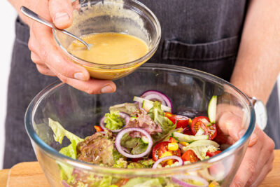 Dressing zubereiten und zum Salat geben