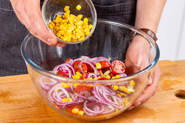 Bunter Salat mit leckerem Dressing | Rezept