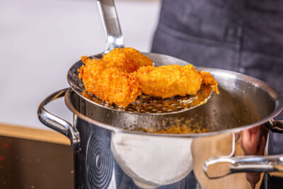 Chili Cheese Nuggets aus dem Topf holen