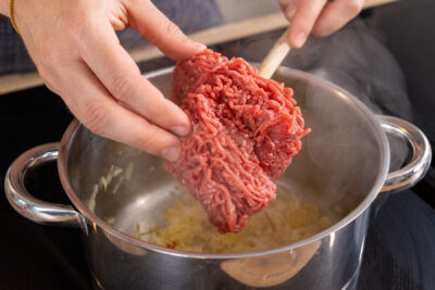 Hackfleisch mit in den Topf geben