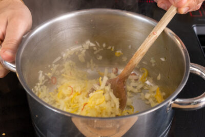 Zwiebel, Knoblauch und Chili anbraten