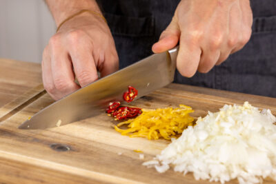 Zwiebel, Knoblauch und Chili schneiden